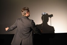 セルフィーを撮影するマッツ・ミケルセン。