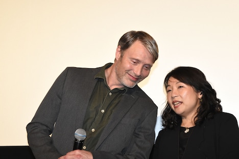 マッツ・ミケルセン(左)