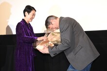 左から樋口可南子、マッツ・ミケルセン。