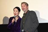 左から樋口可南子、マッツ・ミケルセン。