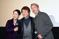 左から樋口可南子、井上和彦、マッツ・ミケルセン。