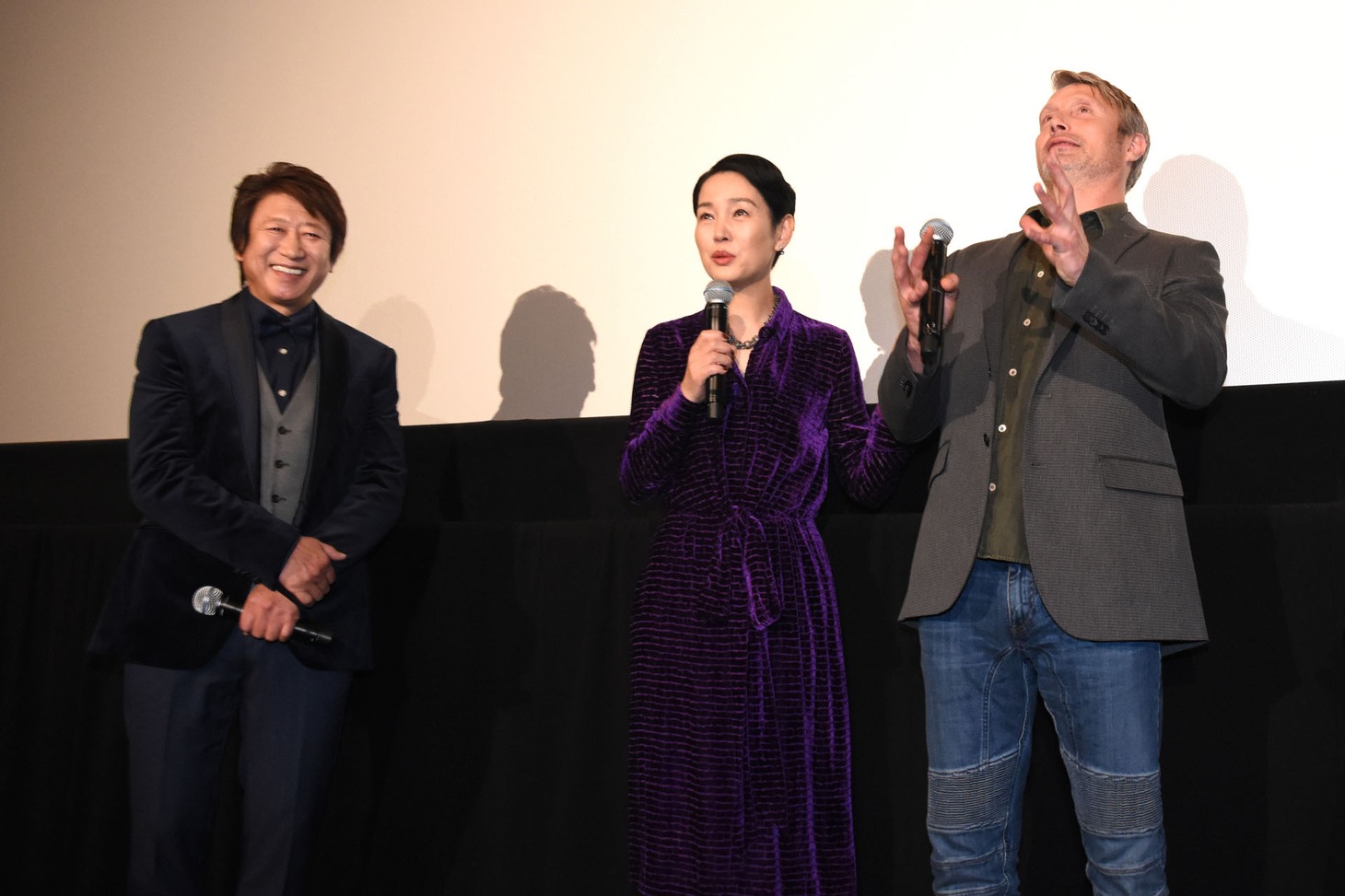 樋口可南子（中央）に腕を触られ、突然ロボットのような動きを始めるマッツ・ミケルセン（右）。