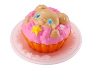 前売り特典のアニマルスイーツ（モフルンさくらマフィン）。