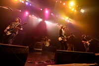 アンコールでセッションするthe pillowsと田淵智也（B / UNISON SQUARE GARDEN）。（Photo by Kugino Takahiro）