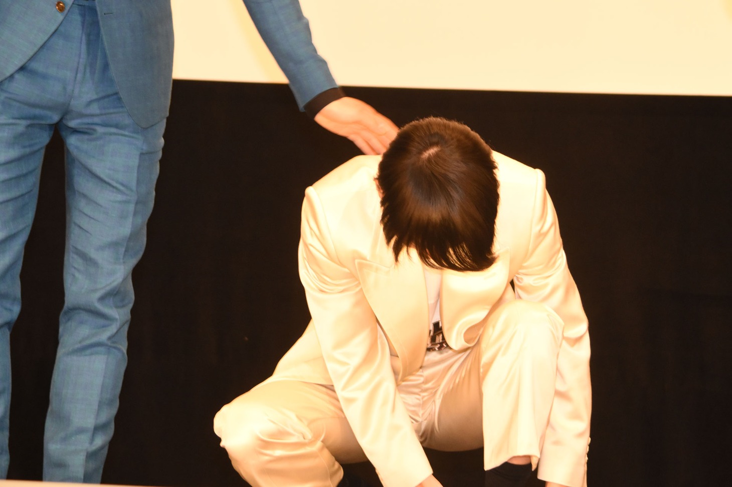 靴紐を直す菅田将暉。
