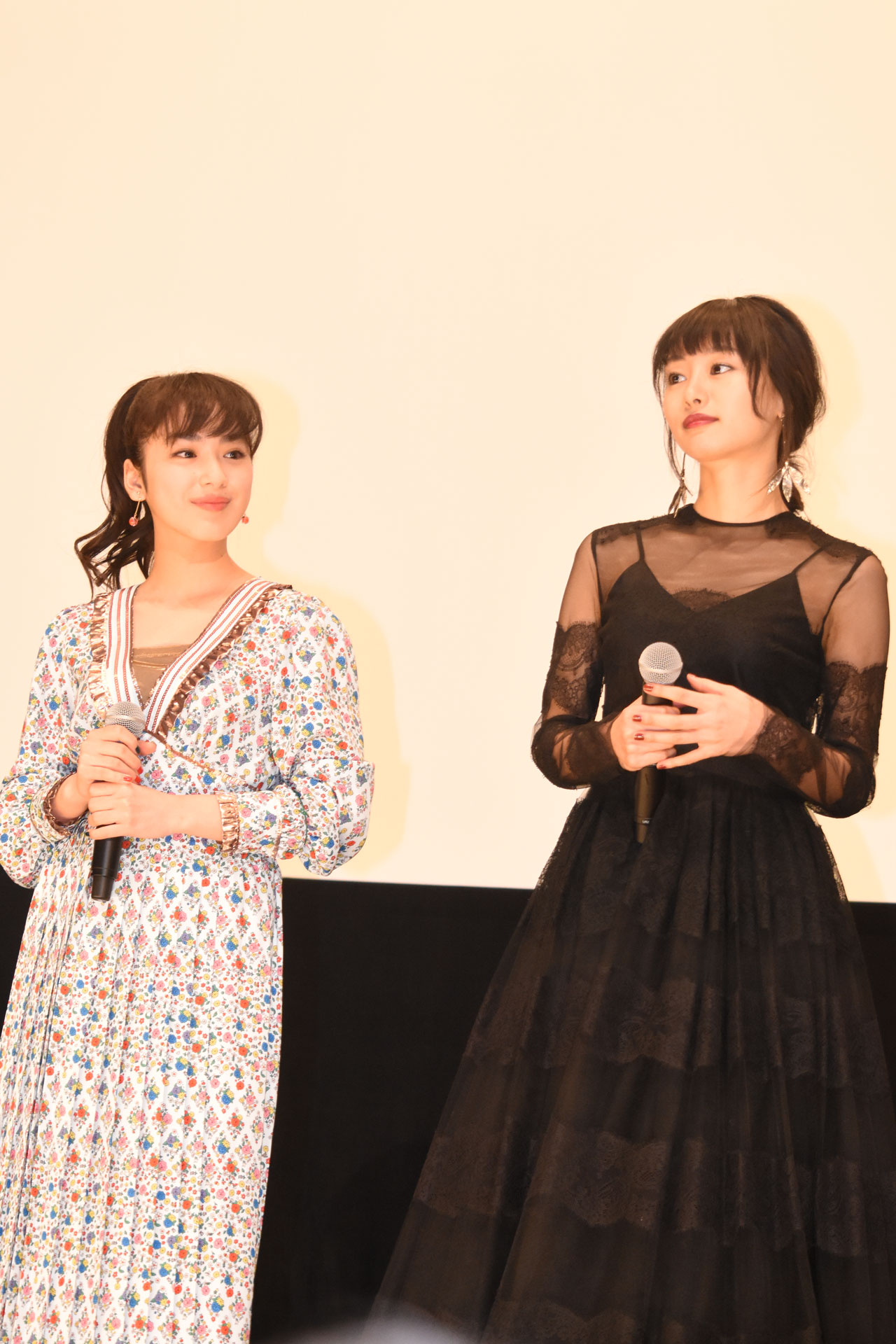 左から平祐奈、忽那汐里。