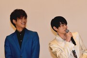 左から松坂桃李、菅田将暉。