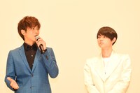 左から松坂桃李、菅田将暉。
