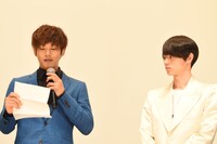 GReeeeNの音楽プロデューサーのジンからの手紙を朗読する松坂桃李（左）と真剣に聞く菅田将暉（右）。