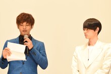 GReeeeNの音楽プロデューサーのジンからの手紙を朗読する松坂桃李（左）と真剣に聞く菅田将暉（右）。