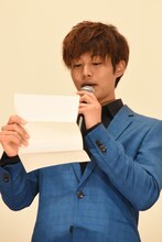 GReeeeNの音楽プロデューサーのジンからの手紙を朗読する松坂桃李。