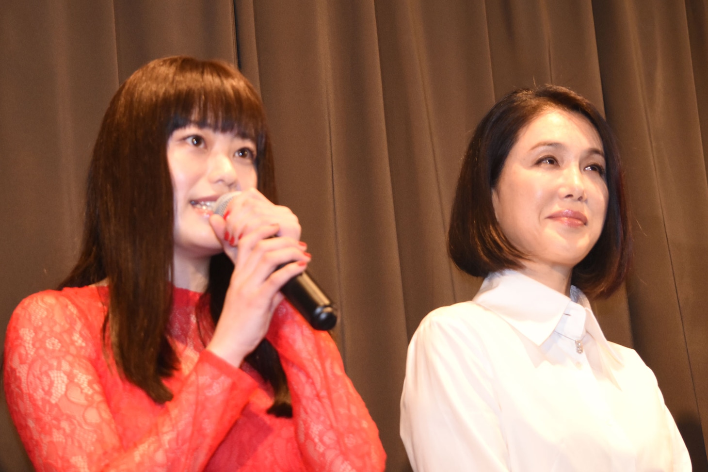 左から冨手麻妙、筒井真理子。