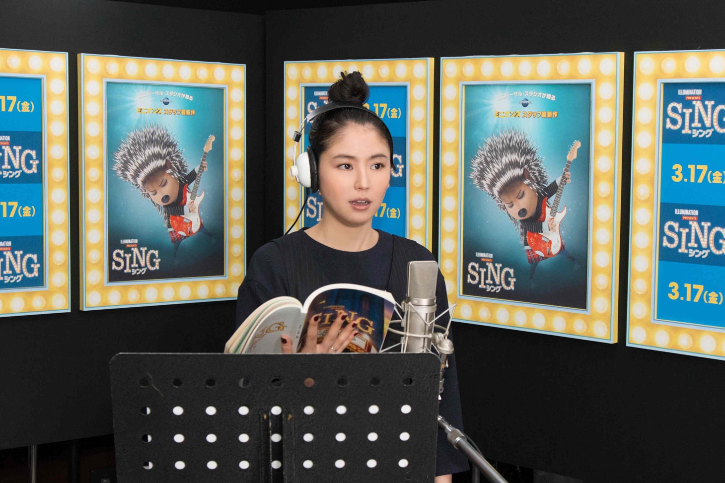 「SING／シング」のアフレコを行う長澤まさみ。