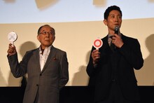 左から橋爪功、佐々木蔵之介。