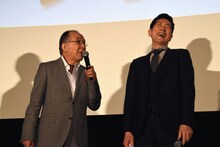 橋爪功（左）のコメントに爆笑する佐々木蔵之介（右）。