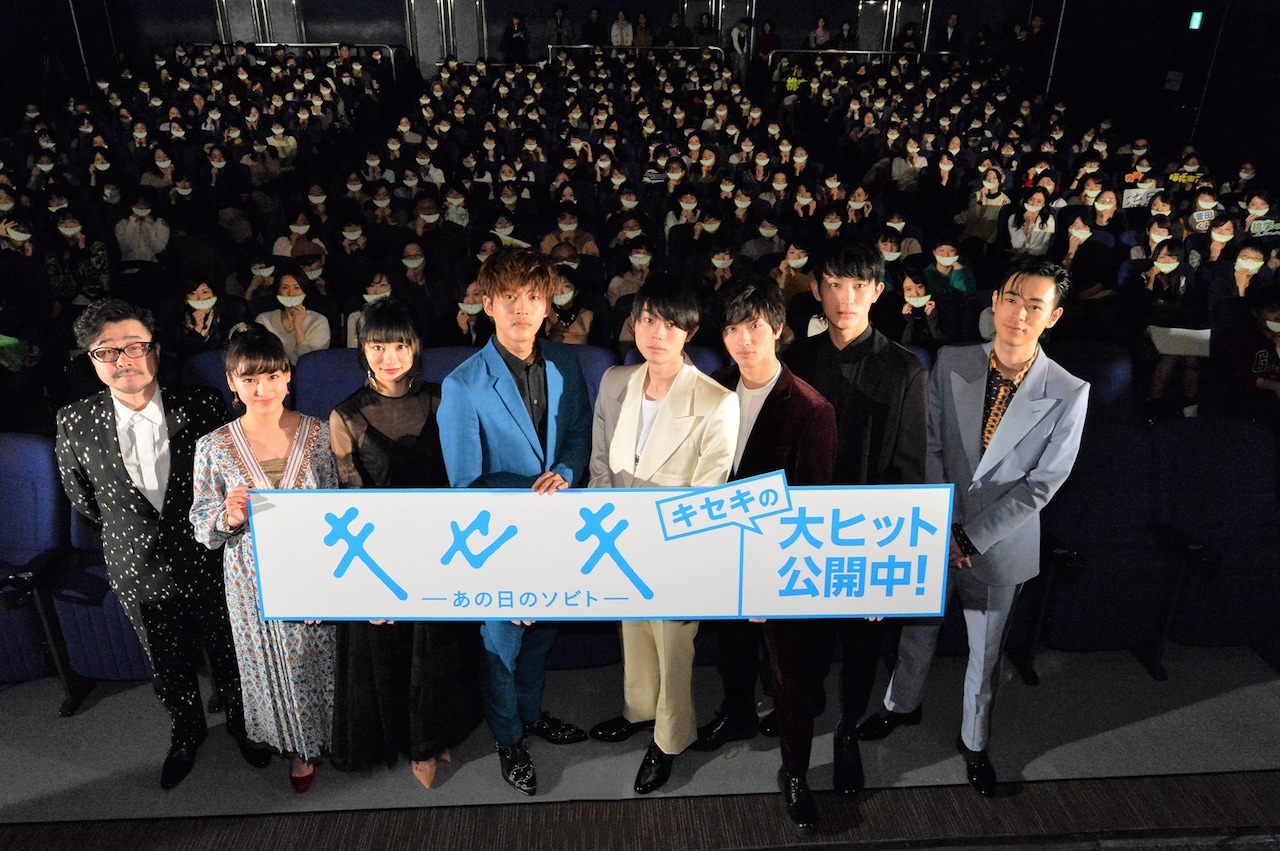 左から監督の兼重淳、キャストの平祐奈、忽那汐里、松坂桃李、菅田将暉、横浜流星、杉野遥亮、成田凌。