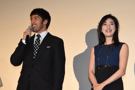 左から阿部寛、天海祐希。