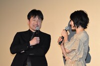 左から佐藤二朗、菅野美穂。