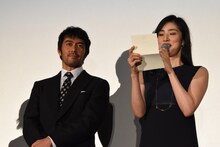 遊川和彦の妻からの手紙を読み上げる天海祐希（右）。