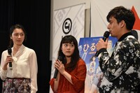 左から杉山セリナ、高畑充希、満島真之介。