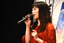 「デイ・ドリーム・ビリーバー」を歌唱する高畑充希。