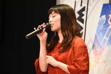 「デイ・ドリーム・ビリーバー」を歌唱する高畑充希。