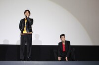 ヤンキー座りをする菅田将暉（右）。