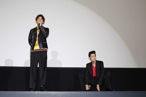 ヤンキー座りをする菅田将暉(右)。