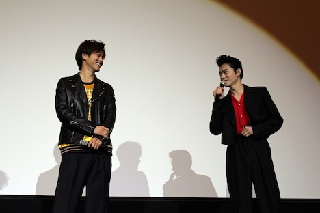 左から松坂桃李、菅田将暉。