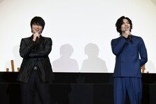 左から綾野剛、久保田悠来。