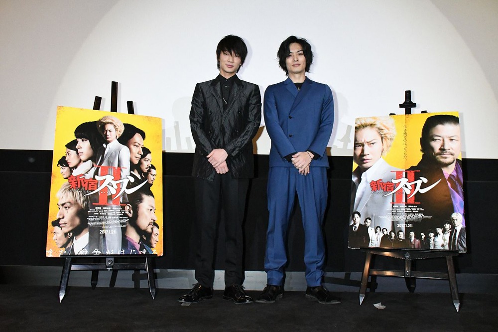 左から綾野剛、久保田悠来。