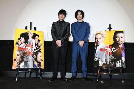 左から綾野剛、久保田悠来。