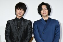 左から綾野剛、久保田悠来。