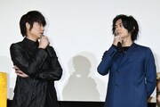 左から綾野剛、久保田悠来。