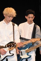 左から坂口健太郎、竜星涼。