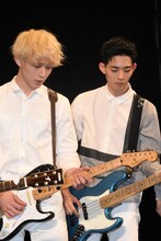 左から坂口健太郎、竜星涼。