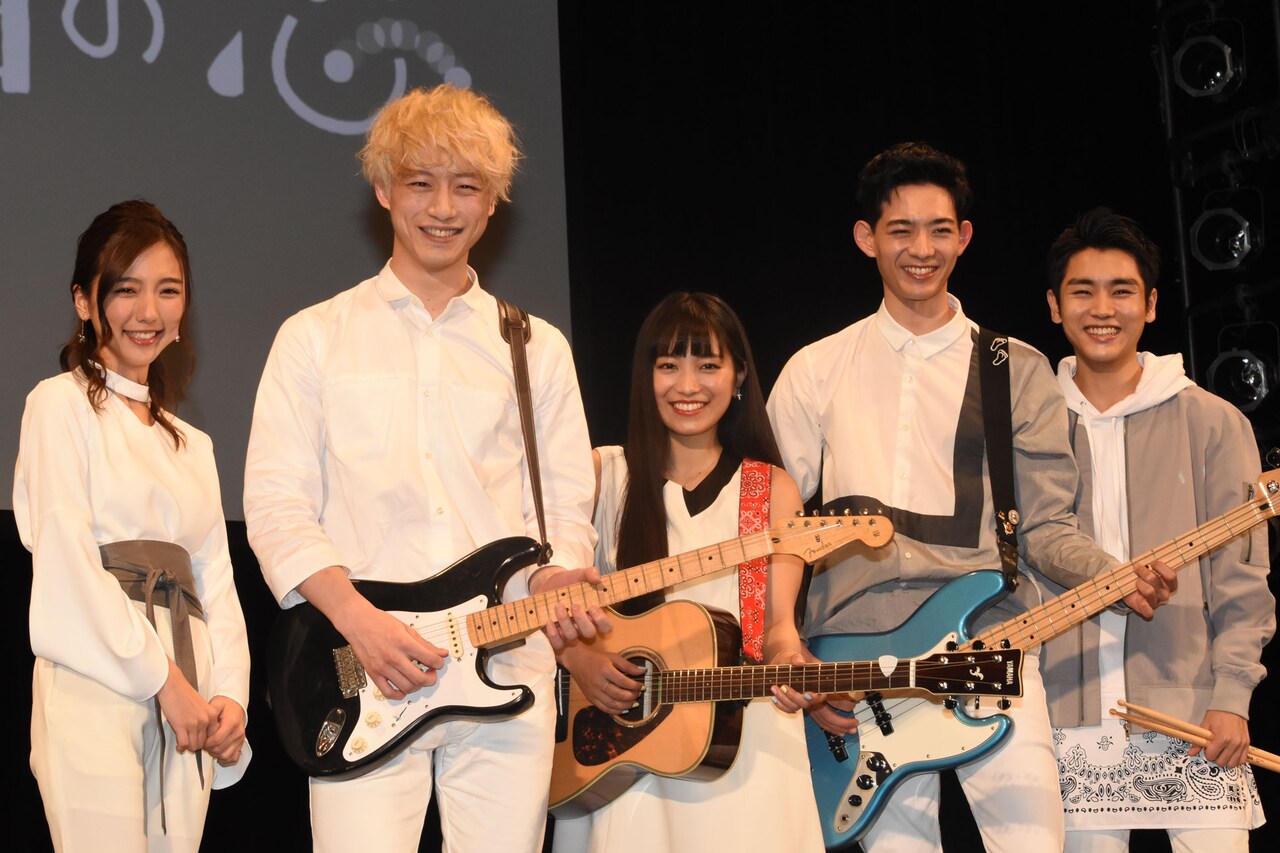 左から真野恵里菜、坂口健太郎、miwa、竜星涼、泉澤祐希。