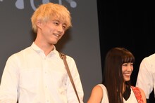 左から坂口健太郎、miwa。