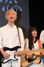 左から坂口健太郎、miwa。