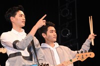 左から竜星涼、泉澤祐希。