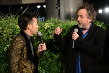ピースの綾部祐二（左）から作品出演の直談判を受けるティム・バートン（右）。