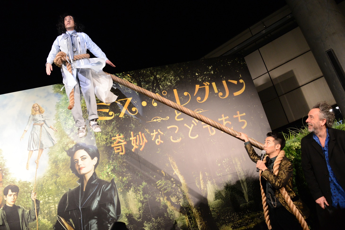 空中浮遊のシーンを再現するピース又吉（左上）と、それを見つめるピース綾部（中央）、ティム・バートン（右）。