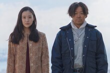 「彼女がその名を知らない鳥たち」より十和子役の蒼井優（左）と陣治役の阿部サダヲ（右）。