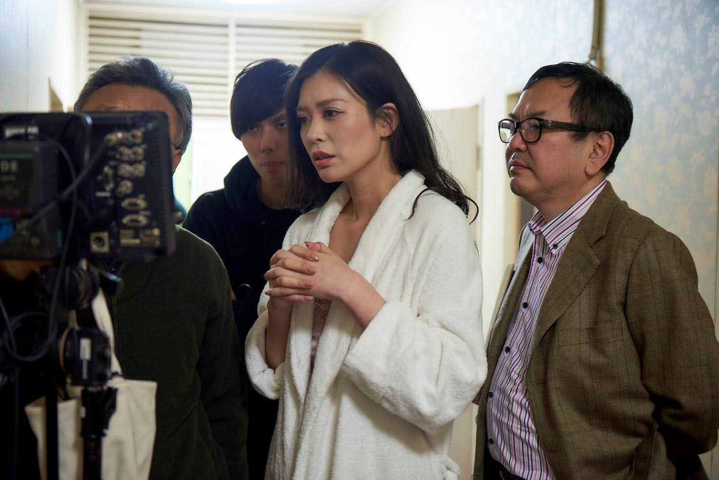 「私は絶対許さない」撮影現場での平塚千瑛（中央）と和田秀樹（右）。