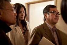 「私は絶対許さない」撮影現場での高間賢治（左）、平塚千瑛（中央）、和田秀樹（右）。