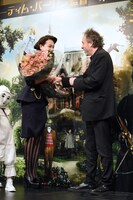 左から松井愛莉、ティム・バートン。