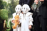 ザ・ツインズ風の衣装を着たあんなちゃん（左）とりんかちゃん（右）。