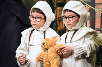 ザ・ツインズ風のマスクを外したあんなちゃん（左）とりんかちゃん（右）。