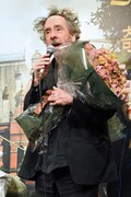 花束を受け取ったティム・バートン。