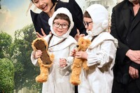 テディベアを真っ二つに割るあんなちゃん（左）とりんかちゃん（右）。